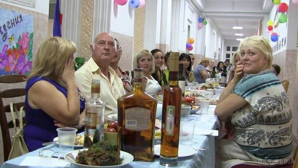 "Чаювання" по-вчительські. Вчителі в окупованому Криму влаштували п'янку прямо в школі і накинулися на свідка події (відео). В окупованому Росією Криму в школі №7 м. Ялта вчителі відзначали день народження директора прямо в коридорі школи з використанням алкогольних напоїв.