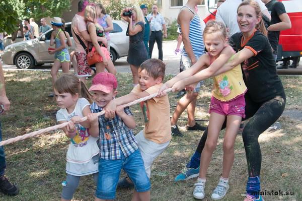 У Луганську провели свято фарб (фоторепортаж). На стадіоні «Авангард» у Луганську 6 вересня пройшло свято фарб.