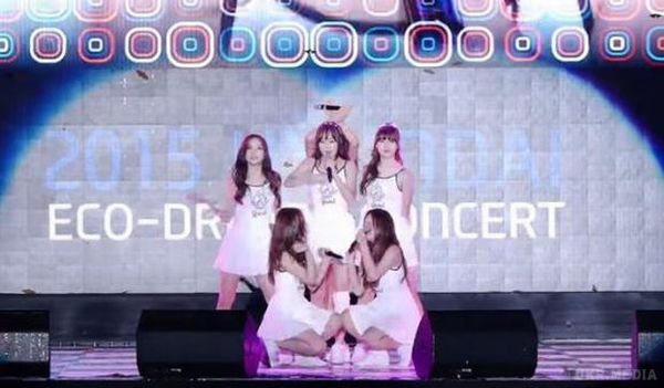 Дівчата з корейської групи під час 4-хвилинного виступу 8 разів впали на сцені (відео). Відео, на якому солістки групи GFriend під час виступу на слизькій сцені впали 8 разів, зібрав вже більше мільйона переглядів.