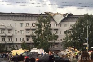 Ураган накрив Казань: природа руйнує будинки і валить дерева на людей. На території федеративної республіки Татарстан вирує ураган.
