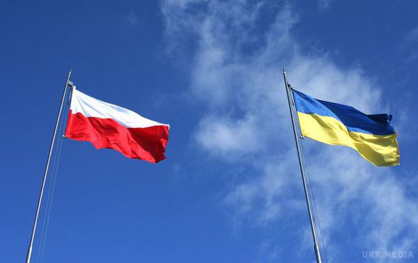 Польща надає Україні кредит в розмірі 100 мільйонів євро. Прес-служба уряду Польщі повідомила, що відомство схвалило надання Україні кредиту в розмірі 100 млн євро.