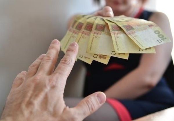 Мінімальна зарплата повинна бути 2487 гривень, а пенсія - 1938 гривень. Анонсоване українським прем'єром підвищення соціальних стандартів з 1 вересня – не більше, ніж крок назустріч населенню в передвиборний період. 
