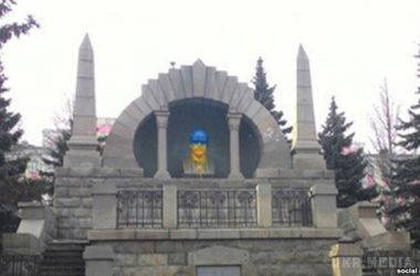 У Челябінську Леніна знову пофарбували в українські кольори. ФОТОФАКТ. Леніна розфарбували, ймовірно, з балончиків