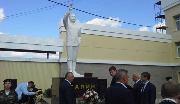 У Росії відкрили триметровий пам'ятник Сталіну. У республіці Марій Ел в селищі Шелангер відкрили пам'ятник Сталіну.