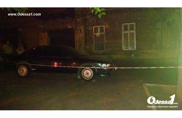 Вночі в Одесі стався вибух гранати (фото). У ніч на п'ятницю, 11 вересня в Одесі на розі вулиць  Коблівської і Ольгіївській прогримів вибух.