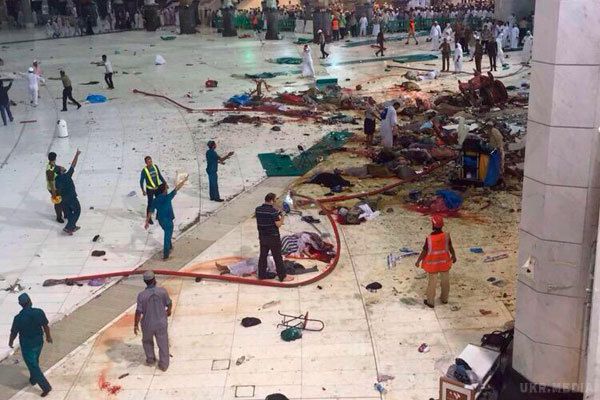 Інтернет в жаху від падіння крана в Мецці (фото). Користувачі Twitter діляться в соціальній мережі відео і фото трагедії з завалившимся на мечеть у Мецці краном. Свої повідомлення вони супроводжували хештегом #Makkah, і висловлювали свої співчуття.
