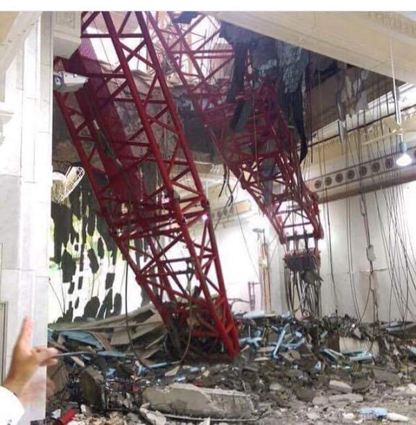 Інтернет в жаху від падіння крана в Мецці (фото). Користувачі Twitter діляться в соціальній мережі відео і фото трагедії з завалившимся на мечеть у Мецці краном. Свої повідомлення вони супроводжували хештегом #Makkah, і висловлювали свої співчуття.
