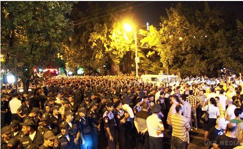 У центрі Єревані знову зібрався "Комунальний майдан". Кілька сотень людей заявили, що мають намір залишитися на проспекті Баграмяна доти, поки не будуть виконані їхні вимоги.