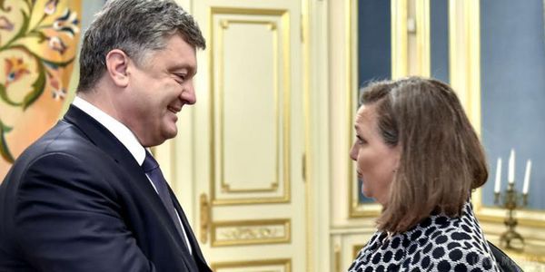 Порошенко обговорив з Нуланд можливість посилення фінансової допомоги Україні. Вікторія Нуланд зазначила повну відповідність конституційних змін мінським домовленостями.