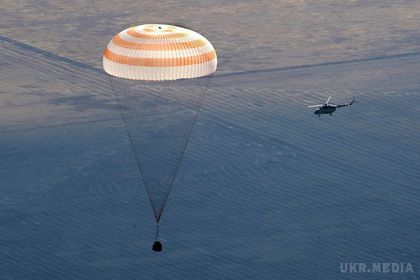 У Казахстані успішно приземлилася капсула з екіпажем МКС. Екіпаж транспортного пілотованого корабля «Союз ТМА-16М» благополучно повернувся з МКС на Землю.