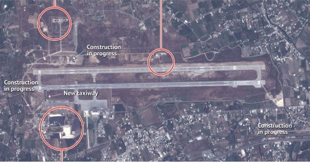Не відкрутяться: Американська розвідка оприлюднила супутникові знімки російської бази у Сирії. В сирійському аеропорту росіяни розширюють злітно-посадкову смугу для прийому важкої транспортної авіації.