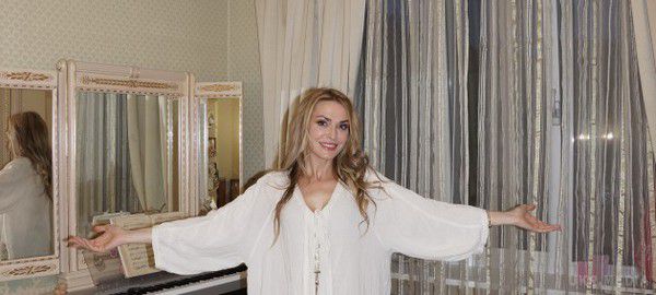 Ольга Сумська пустила екстрасенса в свою спальню (ФОТО). Відома українська актриса і телеведуча Ольга Сумська вирішила порадитися з екстрасенсом Оленою Куриловою з питань оформлення спальні – адже ясновидиця стверджує, що навіть незначні дрібниці в облаштуванні кімнати можуть спонукати чоловіка до зради.