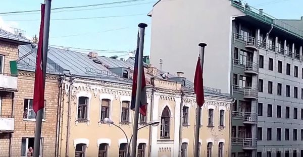 У центрі Москви затримали чоловіка, молодик кидав з даху будинку цеглини на перехожих і автомобілі (відео). Поліцейські і співробітники МНС зняли з даху будинку в центрі Москви чоловіка, що кидав цеглини у людей і машини.