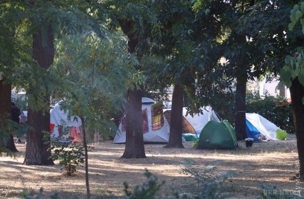 У Одесі збунтувались роми: Розбили наметовий табір прямо посеред міста (фото). В Одесі, у сквері навколо Куликового поля, з’явився наметовий табір. 