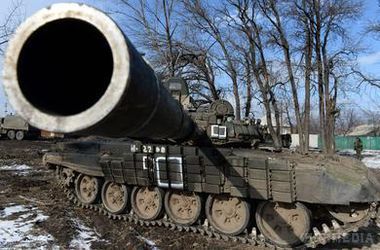 Бойовики "ДНР" розстріляли танком житлові будинки-Владислав Аброськін. Сьогодні чільник міліції Донецької області Владислав Аброськін повідомив на своїй сторінці у Facebook про те, що російські терористи завдали артилерійського обстрілу по житловому мікрорайону Сонячний на околиці Красногорівки Мар'їнського району.