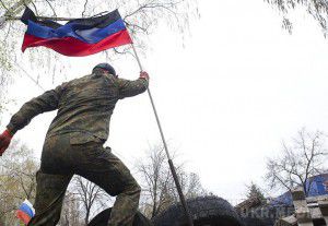 З Донецька виїхала техніка росіян і прибрали прапори «ДНР». В Донецьку відбувається реорганізація місцевої влади – ще кілька тижнів тому з міста була виведена російська важка військова техніка, а зараз з будівлі так званої «військової комендатури ДНР» прибрали прапори «республіки». 