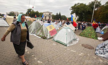 У Молдові демонстранти вирішили не вимагати відставки президента. Учасники акцій протесту проти корупції скоротили вимоги до відставки голови Нацбанку, генпрокурора та керівництва антикорупційних відомств