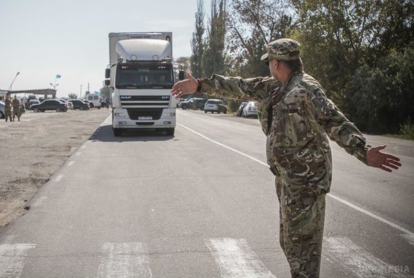 Активісти пропустили першу фуру на пункті пропуску в Чонгар. Вантажівка повертався з Криму порожня.