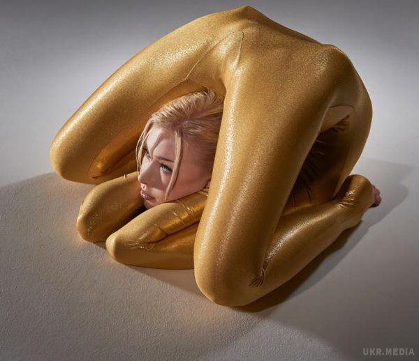 Юлія Гюнтель в черговий раз вирішила підтвердити звання найгнучкішої жінки в світі. Знявшись для календаря 2015 року, аналогічно календарем 2014 года.