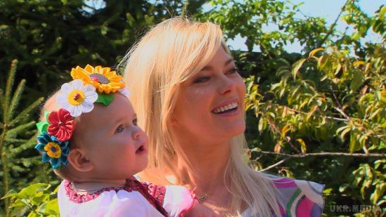 Ірина Блохіна показала доньку. А також зізналася, що досі годує Жаклін грудьми.