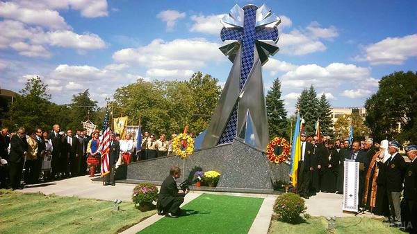 У США відкрито перший пам'ятник, присвячений Небесній Сотні. Учора, 20 вересня, відбулось урочисте відкриття та освячення першого в США пам'ятника "Небесної Сотні та Героям України".