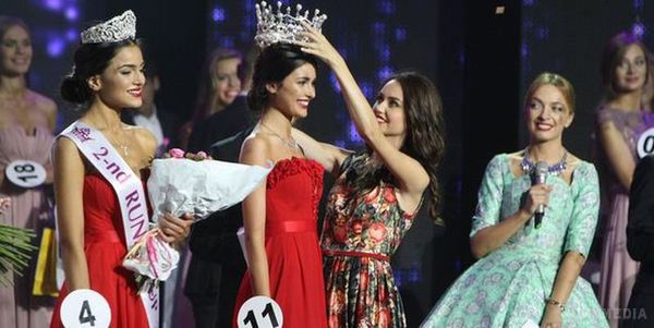 "Міс Україна-2015" стала 18-річна студентка. За корону першої красуні країни змагалися 25 конкурсанток з різних регіонів.