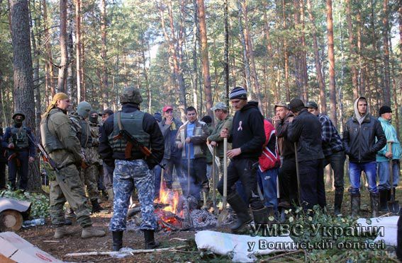 До охорони бурштинових копалень на Волині стягнуто 1000 силовиків, БТР і сільгосптехніку. Затримано 17 осіб. Дві сотні старателів продовжують прориватися в ліси.