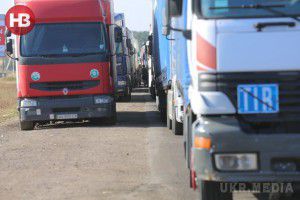 Українські фури з продуктами поїхали до Криму в об’їзд. Щоб добратися на анексований півострів через РФ, потрібно проїхати майже 2000 зайвих км.