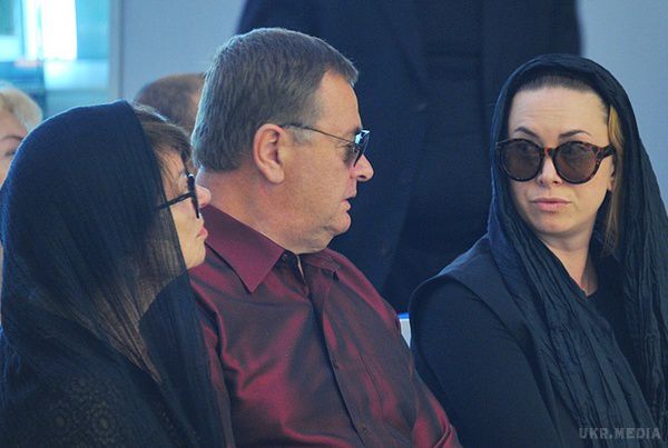  Якщо Шепелєв не віддасть онука, батько Жанни Фріске пригрозив його убити . Кілька місяців тому Володимир Борисович в одному з численних інтерв'ю заявив "Сподіваюся, що не доведеться воювати за онука ..." Як у воду дивився.
