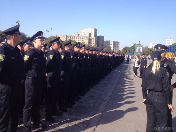 Харків. 800 патрульних поліцейських прийняли присягу (фото). Добровольчі батальйони інтегрують в нові поліцейські і гвардійські підрозділи. Аваков зазначив, що сьогодні в лавах нової харківської поліції знаходяться 27 осіб, які пройшли АТО, у тому числі з добровольчих підрозділів.