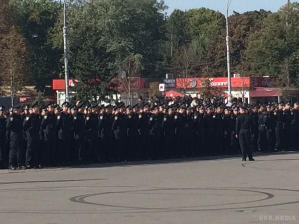 Харків. 800 патрульних поліцейських прийняли присягу (фото). Добровольчі батальйони інтегрують в нові поліцейські і гвардійські підрозділи. Аваков зазначив, що сьогодні в лавах нової харківської поліції знаходяться 27 осіб, які пройшли АТО, у тому числі з добровольчих підрозділів.