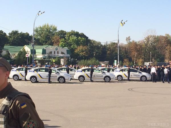 Харків. 800 патрульних поліцейських прийняли присягу (фото). Добровольчі батальйони інтегрують в нові поліцейські і гвардійські підрозділи. Аваков зазначив, що сьогодні в лавах нової харківської поліції знаходяться 27 осіб, які пройшли АТО, у тому числі з добровольчих підрозділів.