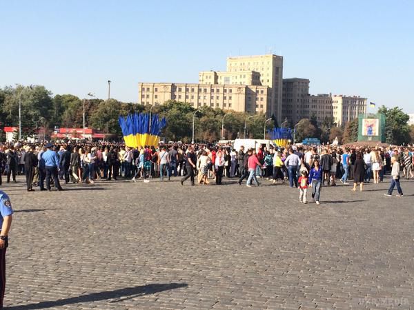Харків. 800 патрульних поліцейських прийняли присягу (фото). Добровольчі батальйони інтегрують в нові поліцейські і гвардійські підрозділи. Аваков зазначив, що сьогодні в лавах нової харківської поліції знаходяться 27 осіб, які пройшли АТО, у тому числі з добровольчих підрозділів.