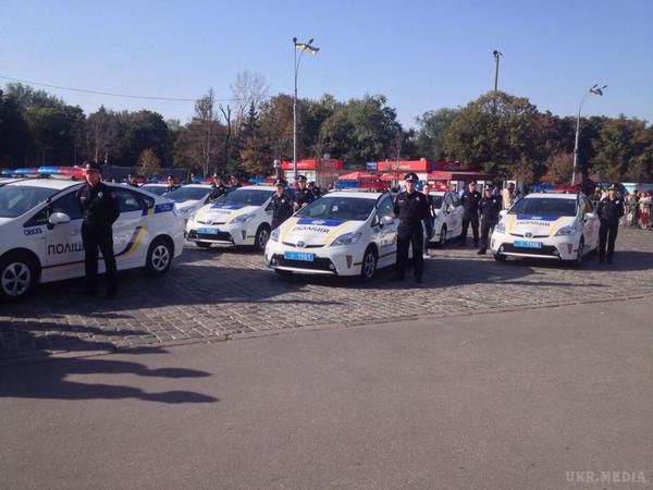 Харків. 800 патрульних поліцейських прийняли присягу (фото). Добровольчі батальйони інтегрують в нові поліцейські і гвардійські підрозділи. Аваков зазначив, що сьогодні в лавах нової харківської поліції знаходяться 27 осіб, які пройшли АТО, у тому числі з добровольчих підрозділів.