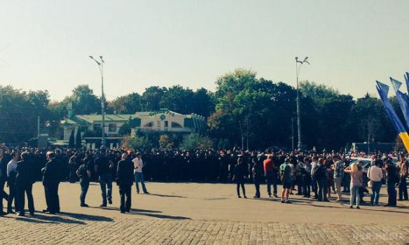 Харків. 800 патрульних поліцейських прийняли присягу (фото). Добровольчі батальйони інтегрують в нові поліцейські і гвардійські підрозділи. Аваков зазначив, що сьогодні в лавах нової харківської поліції знаходяться 27 осіб, які пройшли АТО, у тому числі з добровольчих підрозділів.