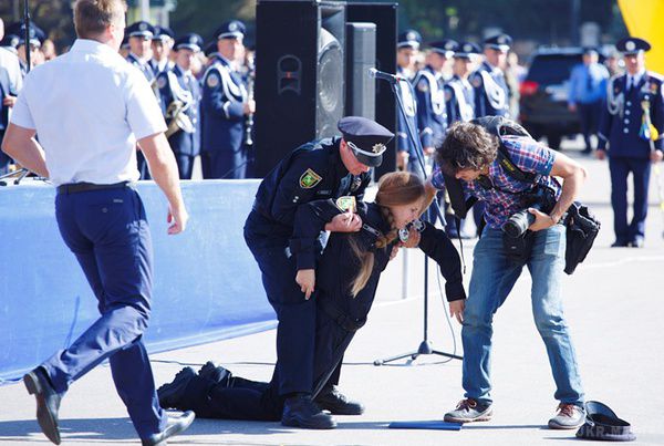  Під час прийняття присяги зомліла харківська поліцейська (фото). Дівчині тут же надали допомогу.