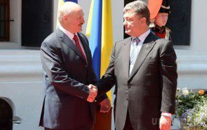 Лукашенко розповів про особливості Порошенка. Білоруський лідер зізнався, що цінує особливу увагу Петра Порошенка до зміцнення українсько-білоруської дружби.