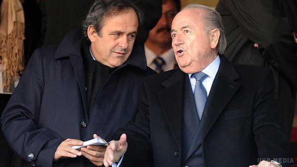 Платіні підтвердив отримання 2 млн франків від Блаттера. Президент УЄФА Мішель Платіні визнав, що в 2011 році отримував від глави ФІФА Йозефа Блаттера 2 млн швейцарських франків.