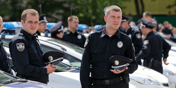 В першу ніч патрулювання, поліція Харкова розкрила вбивство. Харківська патрульна поліція в першу ж ніч чергування розкрила вбивство.