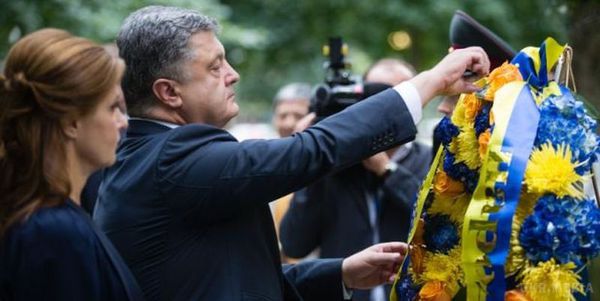 Порошенко з дружиною вшанували пам'ять жертв теракту 11 вересня в США. Петро Порошенко разом із дружиною Мариною в Нью-Йорку вшанував пам'ять жертв трагедії 11 вересня 2001 року.