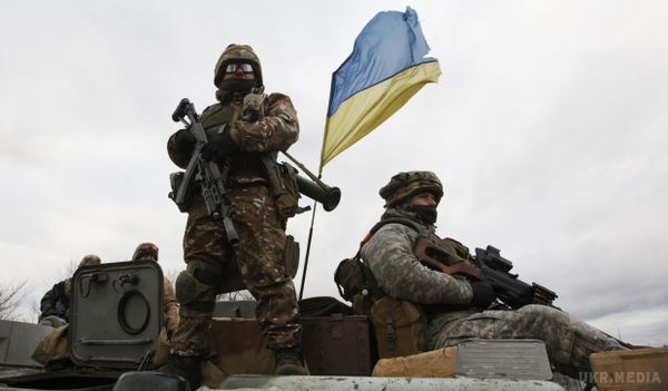 При обстрілі бойовиками позицій сил АТО в Мар'їнці поранені четверо українських військових. Минулу добу в зоні АТО не пройшли цілком спокійно. Якщо вдень уздовж лінії розмежування було відносне затишшя, то вже в темний час доби, бойовики посилили вогневу активність.