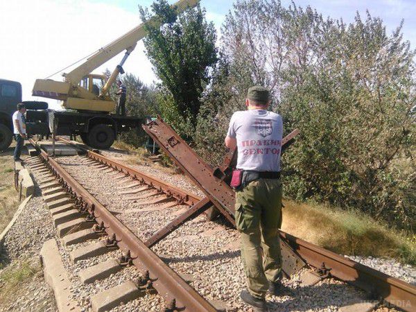 Блокада Криму: активісти заблокували залізницю до заводу Фірташа – барикади витримають і танкову атаку (фото). Шлях на колії перегородили бетонними блоками та протитанковим “їжаком”.