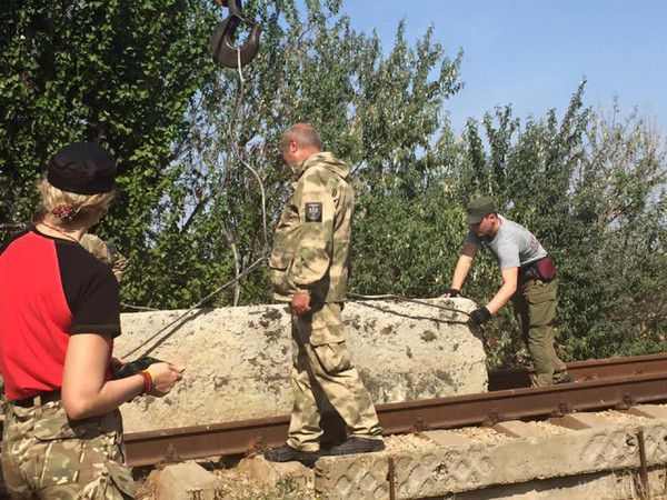 Блокада Криму: активісти заблокували залізницю до заводу Фірташа – барикади витримають і танкову атаку (фото). Шлях на колії перегородили бетонними блоками та протитанковим “їжаком”.