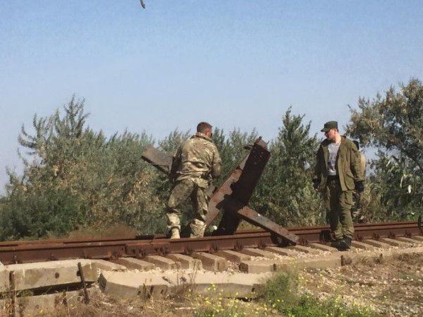 Блокада Криму: активісти заблокували залізницю до заводу Фірташа – барикади витримають і танкову атаку (фото). Шлях на колії перегородили бетонними блоками та протитанковим “їжаком”.