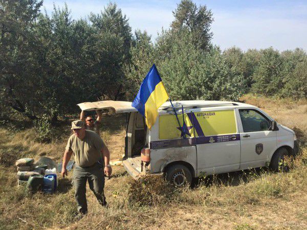 Блокада Криму: активісти заблокували залізницю до заводу Фірташа – барикади витримають і танкову атаку (фото). Шлях на колії перегородили бетонними блоками та протитанковим “їжаком”.