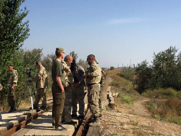 Блокада Криму: активісти заблокували залізницю до заводу Фірташа – барикади витримають і танкову атаку (фото). Шлях на колії перегородили бетонними блоками та протитанковим “їжаком”.