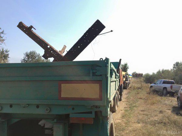 Блокада Криму: активісти заблокували залізницю до заводу Фірташа – барикади витримають і танкову атаку (фото). Шлях на колії перегородили бетонними блоками та протитанковим “їжаком”.