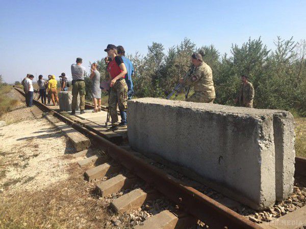 Блокада Криму: активісти заблокували залізницю до заводу Фірташа – барикади витримають і танкову атаку (фото). Шлях на колії перегородили бетонними блоками та протитанковим “їжаком”.