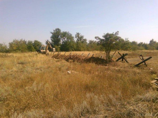 Блокада Криму: активісти заблокували залізницю до заводу Фірташа – барикади витримають і танкову атаку (фото). Шлях на колії перегородили бетонними блоками та протитанковим “їжаком”.