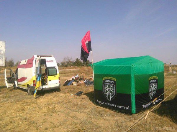 Блокада Криму: активісти заблокували залізницю до заводу Фірташа – барикади витримають і танкову атаку (фото). Шлях на колії перегородили бетонними блоками та протитанковим “їжаком”.